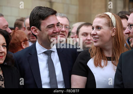 Londres, Royaume-Uni. Dec 8, 2015. Andy Burnham, l'ombre de l'intérieur, l'extérieur du Parlement pour accueillir Jim McMahon MP, vainqueur de l'Ouest et d'Oldham Royton élection partielle. Credit : Mark Kerrison/Alamy Live News Banque D'Images