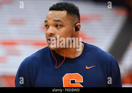 Syracuse, New York, USA. Dec 8, 2015. Syracuse Orange centre DaJuan Coleman (32) se réchauffe avant un match de basket-ball de NCAA contre les Raiders Colgate le Mardi, Décembre 8, 2015 à la Carrier Dome à Syracuse, New York. Barnes riche/CSM/Alamy Live News Banque D'Images