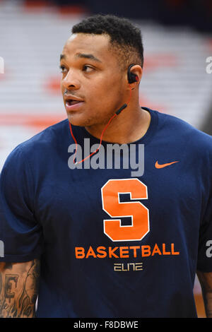 Syracuse, New York, USA. Dec 8, 2015. Syracuse Orange centre DaJuan Coleman (32) se réchauffe avant un match de basket-ball de NCAA contre les Raiders Colgate le Mardi, Décembre 8, 2015 à la Carrier Dome à Syracuse, New York. Barnes riche/CSM/Alamy Live News Banque D'Images