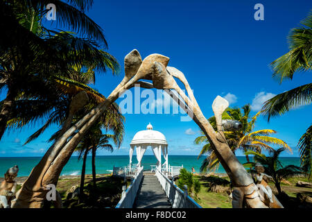 Mariage romantique pavillon de l'Hôtel Paradisus Varadero Resort SPA Varadero, pont en bois, de romance, de ciel bleu, des palmiers Banque D'Images