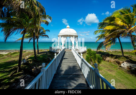 Mariage romantique pavillon de l'Hôtel Paradisus Varadero Resort SPA Varadero, pont en bois, de romance, de ciel bleu, des palmiers Banque D'Images