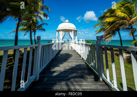 Mariage romantique pavillon de l'Hôtel Paradisus Varadero Resort SPA Varadero, pont en bois, de romance, de ciel bleu, des palmiers Banque D'Images