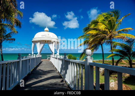 Mariage romantique pavillon de l'Hôtel Paradisus Varadero Resort SPA Varadero, pont en bois, de romance, de ciel bleu, des palmiers Banque D'Images