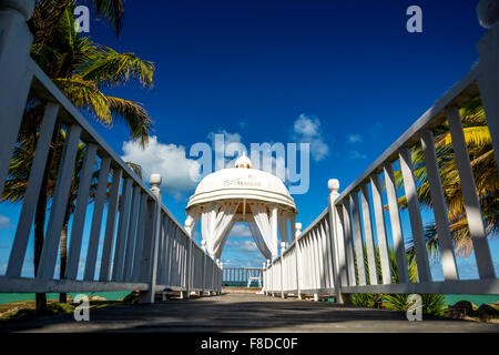 Mariage romantique pavillon de l'Hôtel Paradisus Varadero Resort SPA Varadero, pont en bois, de romance, de ciel bleu, des palmiers Banque D'Images