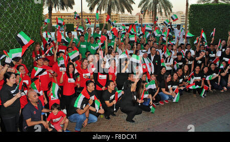 Dubaï, Émirats arabes unis. 09Th Dec, 2015. Le Groupe d'Abunader personnel de l'entreprise célèbre le 44e Journée nationale des EAU au Supermarché des Philippines. © Robert Oswald Alfiler/Pacific Press/Alamy Live News Banque D'Images