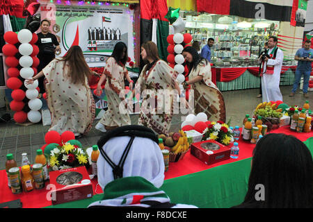 Dubaï, Émirats arabes unis. 09Th Dec, 2015. Au cours de la danse philippins effectuer 44e Fête nationale des EAU. © Robert Oswald Alfiler/Pacific Press/Alamy Live News Banque D'Images