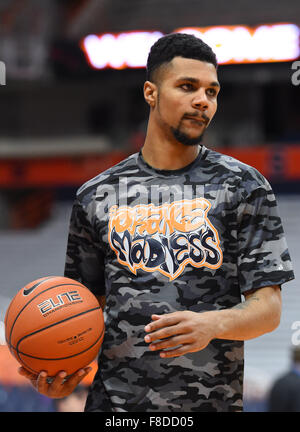 Syracuse, New York, USA. Dec 8, 2015. Michael Gbinije avant l'Orange de Syracuse (0) se réchauffe avant un match de basket-ball de NCAA contre les Raiders Colgate le Mardi, Décembre 8, 2015 à la Carrier Dome à Syracuse, New York. Barnes riche/CSM/Alamy Live News Banque D'Images