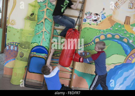 Omsk, en Sibérie occidentale, en Russie. 26 mai, 2015. Enfants jouant au centre d'Enfants Pays d 'Joy'. 28 enfants (âgés de 4 à 16) ont tendance à assister à plusieurs cours de langues telles que le russe, la musique, la cuisine et le théâtre. Ils sont originaires de la Russie, l'Ouzbékistan, le Tadjikistan et l'Azerbaïdjan. 3 pedagogists s'en occuper tous les jours du lundi au vendredi. Certains enfants ont besoin d'aide psicological pour faire face à des problèmes familiaux tels que la pauvreté et l'alcool. © Alberto/Ceoloni ZUMA Wire/Alamy Live News Banque D'Images