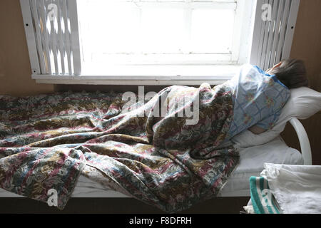 Novosibirsk, en Sibérie occidentale, en Russie. 3 juin, 2015. Un patient dans sa chambre à l'étage pour les femmes handicapées mentales à l'hôpital n. 3. Caritas fournit des vêtements et des médicaments utilisés pour 55 femmes handicapées mentales à l'hôpital n. 3. Ce bâtiment était une installation militaire pendant la période de l'ancien régime tsariste. © Alberto/Ceoloni ZUMA Wire/Alamy Live News Banque D'Images