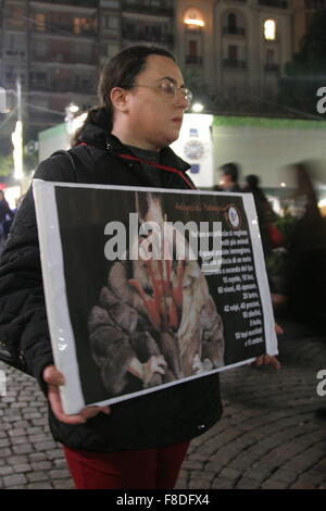 Naples, Italie. Le 08 déc, 2015. Un manifestant rejoint et est titulaire d'un placard pendant le rallye pour les droits des animaux à Naples. Les militants et les associations de défense des droits de l'animal a tenu un rassemblement de sensibilisation à l'élevage et de l'utilisation des animaux pour le tannage des peaux et la production d'inserts et de fourrures. Credit : Salvatore Esposito/Pacific Press/Alamy Live News Banque D'Images