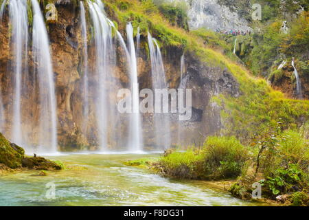 Cascades dans le parc national des Lacs de Plitvice, Croatie l'UNESCO Banque D'Images