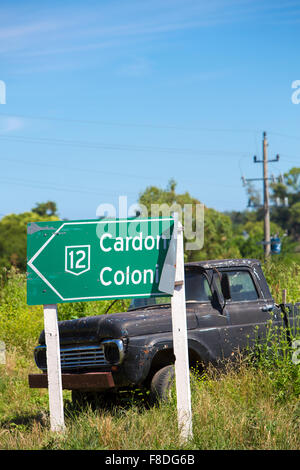 Signe de kilométrage road et vintage coup sur la route, à l'Uruguay Banque D'Images