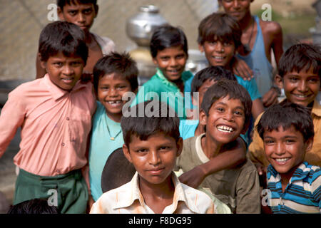 Groupe de joyeux garçons indiens posant devant l'appareil photo en Inde Banque D'Images