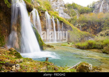 Croatie - Cascades dans le parc national des Lacs de Plitvice en automne, l'UNESCO Banque D'Images