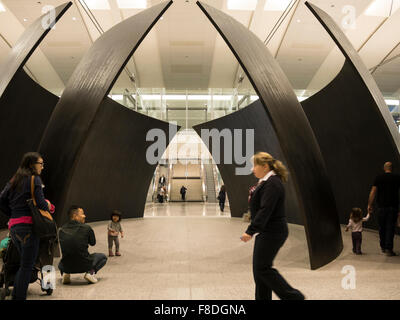 La sculpture de Richard Serra à l'Aéroport International Pearson, Terminal 1, Toronto Canada Banque D'Images