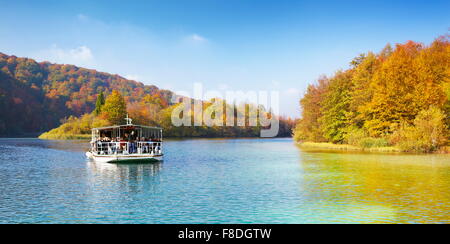 Bateau dans le parc national des Lacs de Plitvice en automne, Croatie Banque D'Images