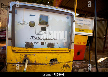 Old vintage gas station de pompes à Bamako Banque D'Images