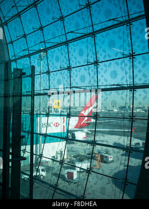 La compagnie aérienne Qantas à l'aéroport de Dubaï, terminal prêt pour le départ. Banque D'Images