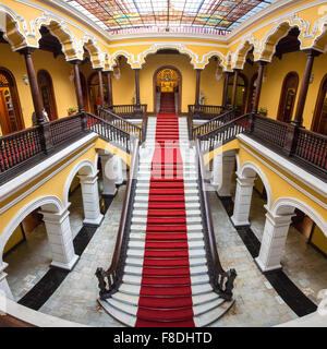 Escalier colonial au Palais de l'Archevêque de Lima, Pérou Banque D'Images