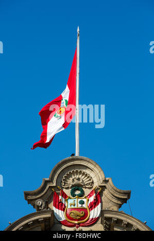Pavillon du Pérou sur le dessus du palais présidentiel à Lima, Pérou Banque D'Images