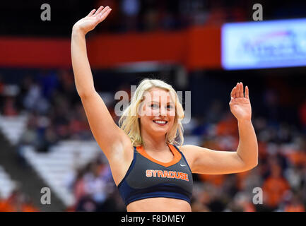 Syracuse, New York, USA. Dec 8, 2015. Syracuse une cheerleader Orange effectue avant un match de basket-ball de NCAA contre les Raiders Colgate le Mardi, Décembre 8, 2015 à la Carrier Dome à Syracuse, New York. Syracuse a gagné 78-51. Barnes riche/CSM/Alamy Live News Banque D'Images