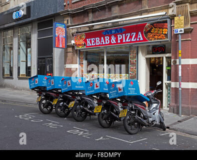 Scooters livraison garés devant un restaurant à emporter dans la région de Bristol, Angleterre Banque D'Images