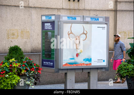 Fine Art peinture de Georgia O'Keeffe est reproduit sur le panneau de la publicité de plein air dans la ville de New York au cours de l'art partout. Banque D'Images