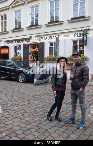 Clients à l'extérieur de la barre de John Lennon à Prague, République Tchèque Banque D'Images