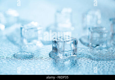 Cubes de glace froide avec de l'eau gouttes Banque D'Images