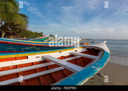 Bateaux de pêche en bois coloré alignés sur la plage Banque D'Images