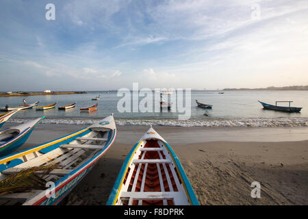 Bateaux de pêche en bois coloré alignés sur la plage Banque D'Images