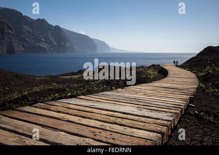 Couple sur chemin de plage - wooden path à l'ocean Banque D'Images