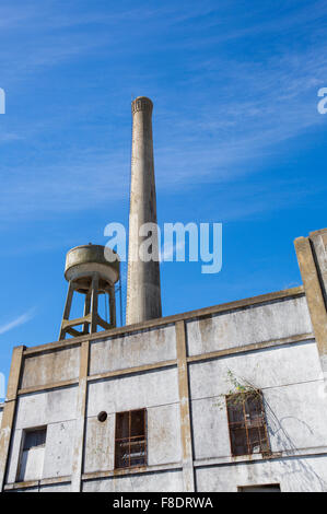 Ancienne usine industrielle en ruine avec ciel bleu en Uruguay Banque D'Images