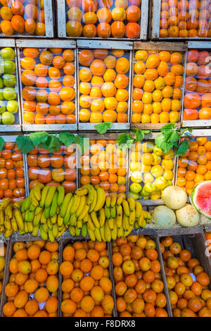 Fruits frais sur la vente au marché de fruits Banque D'Images