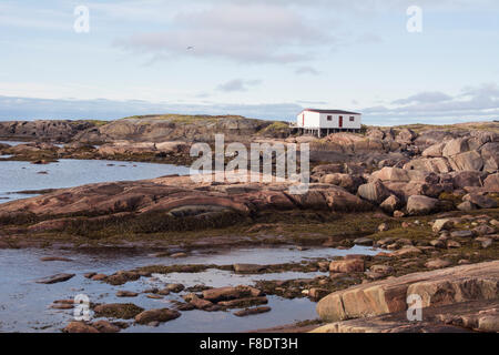 Un gîte de pêche sur pilotis à Blanc Sablon, sur la côte du golfe du Saint-Laurent, Basse-Côte-Nord, Québec, Canada. Banque D'Images