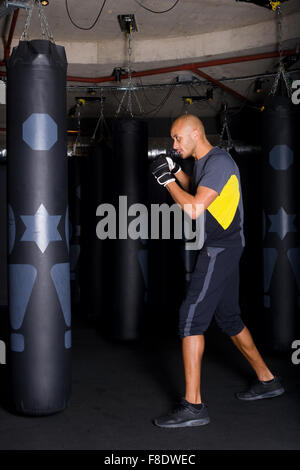 Un boxeur pratiquant au club de boxe Banque D'Images