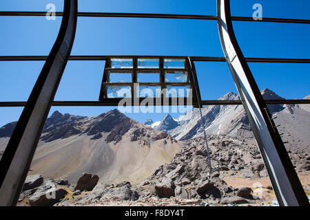 Fer à repasser industriel vieux châssis de fenêtre et les montagnes, l'Argentine Banque D'Images