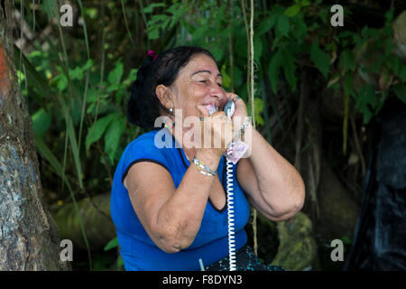 L'extérieur senior woman on the phone, Venezuela Banque D'Images