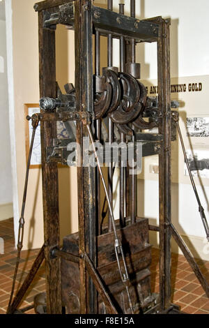 Un timbre moulin à eau pour broyer le minerai d'or dans les années 1800 situé au Musée de l'or à Dahlonega en Géorgie. Banque D'Images