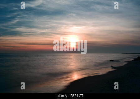Coucher de soleil spectaculaire sur la plage de Coney Island à Brooklyn, New York. Banque D'Images