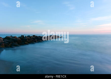 Coucher de soleil spectaculaire sur la plage de Coney Island à Brooklyn, New York. Banque D'Images