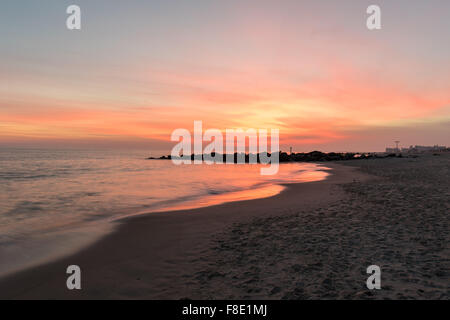 Coucher de soleil spectaculaire sur la plage de Coney Island à Brooklyn, New York. Banque D'Images