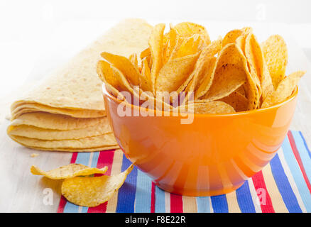 Un bol de croustilles nachos. Selective focus Banque D'Images