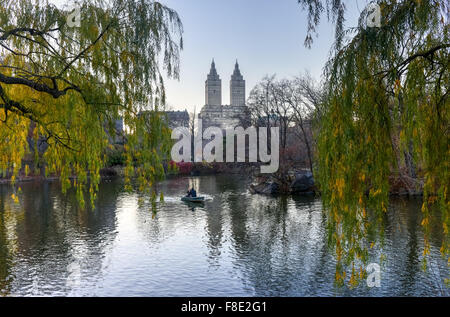 New York City - 5 décembre 2015 : Central Park Lake au crépuscule. Banque D'Images