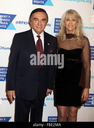 New York, New York, USA. Dec 8, 2015. Acteur TONY LO BIANCO et son épouse ALYSE LO BIANCO assister à l'onde d'espoir Award 2015 tenue à l'hôtel Hilton New York. Credit : Nancy/Kaszerman ZUMA Wire/Alamy Live News Banque D'Images