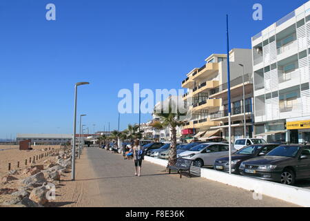 Quarteira promenade du front de mer, l'Avenida Infante de Sagres, Algarve, Portugal, Europe Banque D'Images