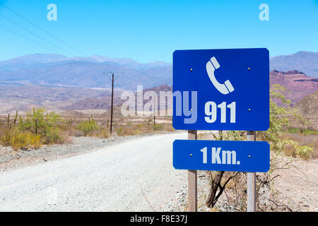 Aide bleu 911 sign post sur la Route 40 dans la province de Salta, Argentine Banque D'Images