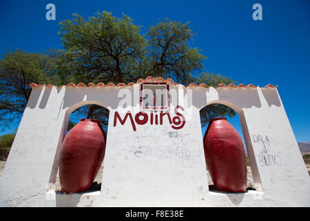 Bienvenue mur blanc et connectez-vous à Molinos, près de Cachi. L'Argentine Banque D'Images