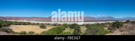 La montagne andine et ciel bleu Cachi, Ruta 40, Salta, Argentine Banque D'Images