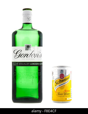 Gin Tonic. Gordon's Original London Dry Gin bouteille et peut de Schweppes Eau Tonique sur fond blanc Banque D'Images